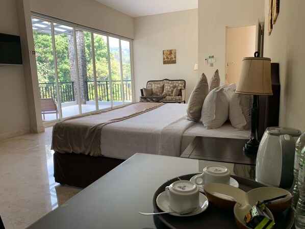 Escritorio, sistema de insonorización y ropa de cama 