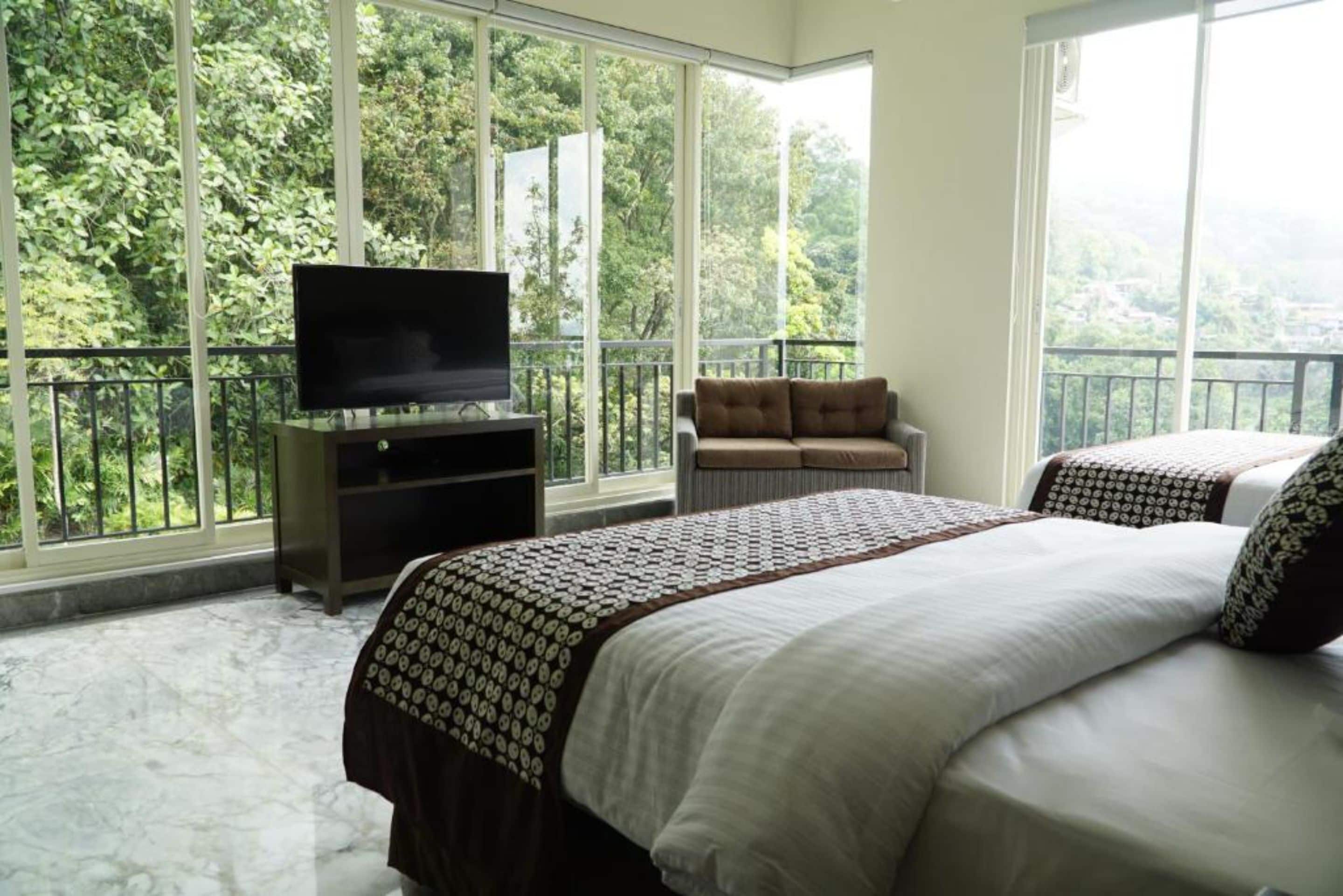 Junior Room | Desk, soundproofing, bed sheets