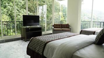 Junior Room | Desk, soundproofing, bed sheets