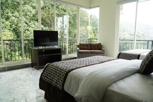 Habitación junior | Escritorio, sistema de insonorización, ropa de cama
