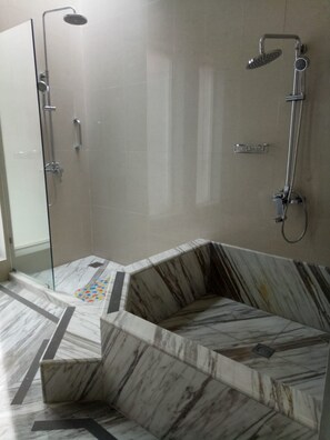 Dusche, Hydromassagedusche, kostenlose Toilettenartikel, Hausschuhe