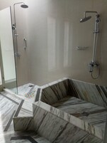 Shower, hydromassage showerhead, free toiletries, slippers