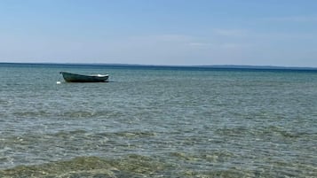Un mar tranquilo con una barca flotando en el agua.