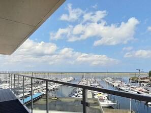 A marina with numerous boats docked, a clear sky, and a view of the water. - 5 Star Holiday Home in Wendtorf (Wendtorf)