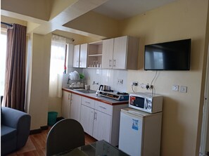 Executive Studio | Private kitchenette | Mini-fridge, microwave, stovetop