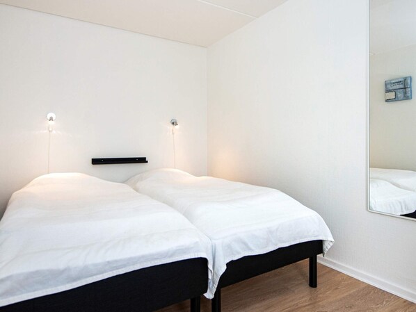 3 bedrooms, individually furnished - 6 Person Holiday Home in Ringkobing (Ringkobing)