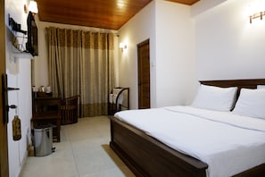 20 habitaciones, muebles diferentes y escritorio