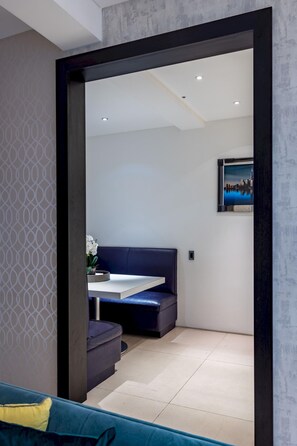 Apartment | 4 bedrooms - Park Lane 4-bed Huge Designer pad (London)