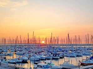 A marina filled with boats during sunset. - 5 Star Holiday Home in Wendtorf (Wendtorf)