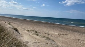 A beach with a clear sky and calm sea. - 6 Person Holiday Home in Thisted (Thisted)