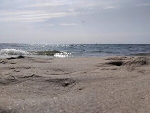 Una playa con arena y olas.