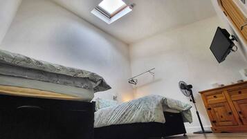 6 bedrooms, WiFi, bed sheets