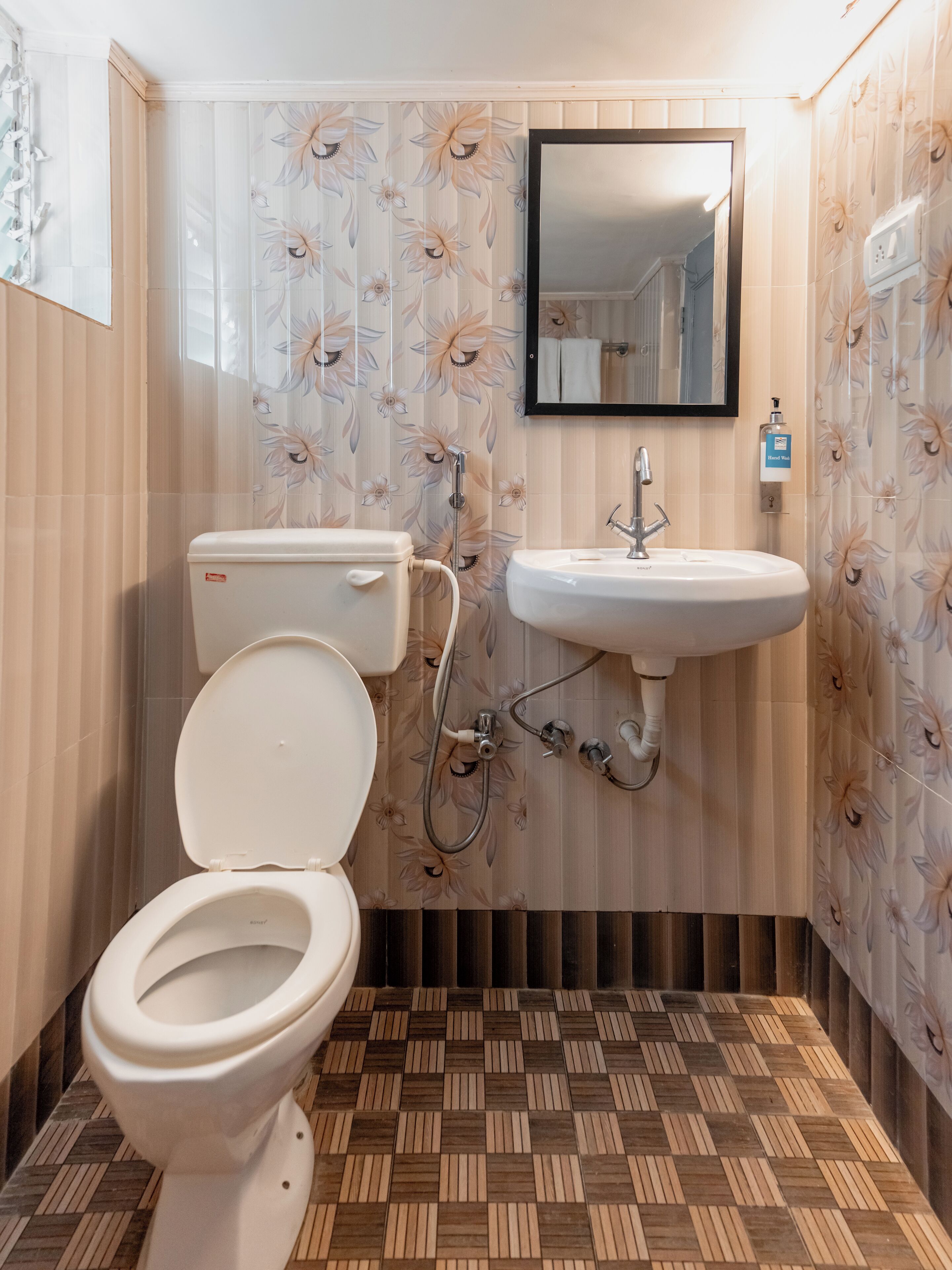 Un baño con inodoro, lavabo y ducha.