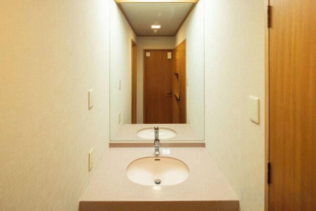 Kamar mandi | Bathtub dan shower terpisah, pengering rambut, sandal, dan handuk
