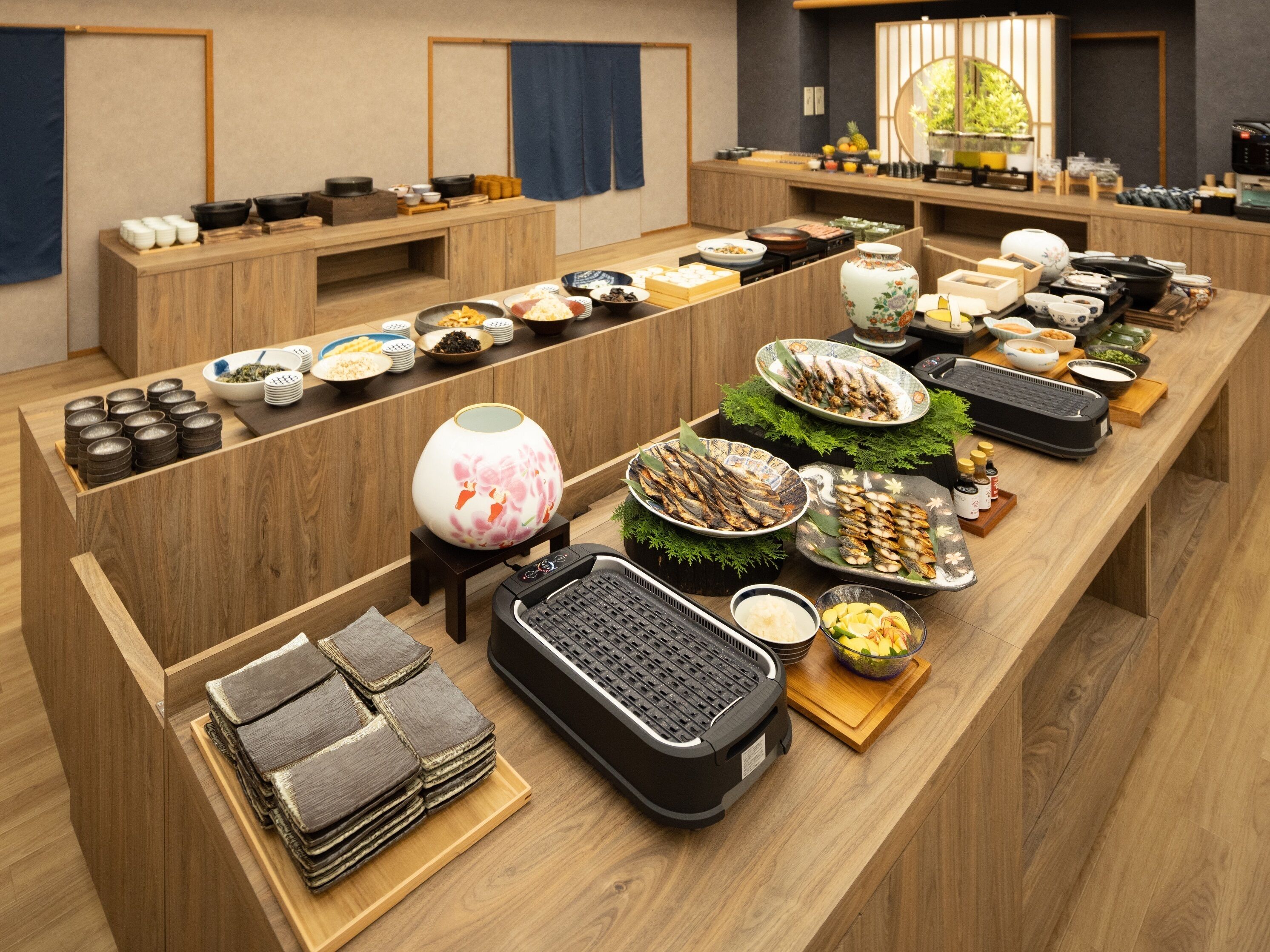Una mesa de buffet con diferentes alimentos y salsas.