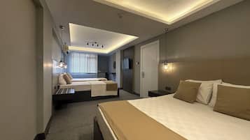 Family Quadruple Room | Egyptian cotton sheets, premium bedding, Select Comfort beds