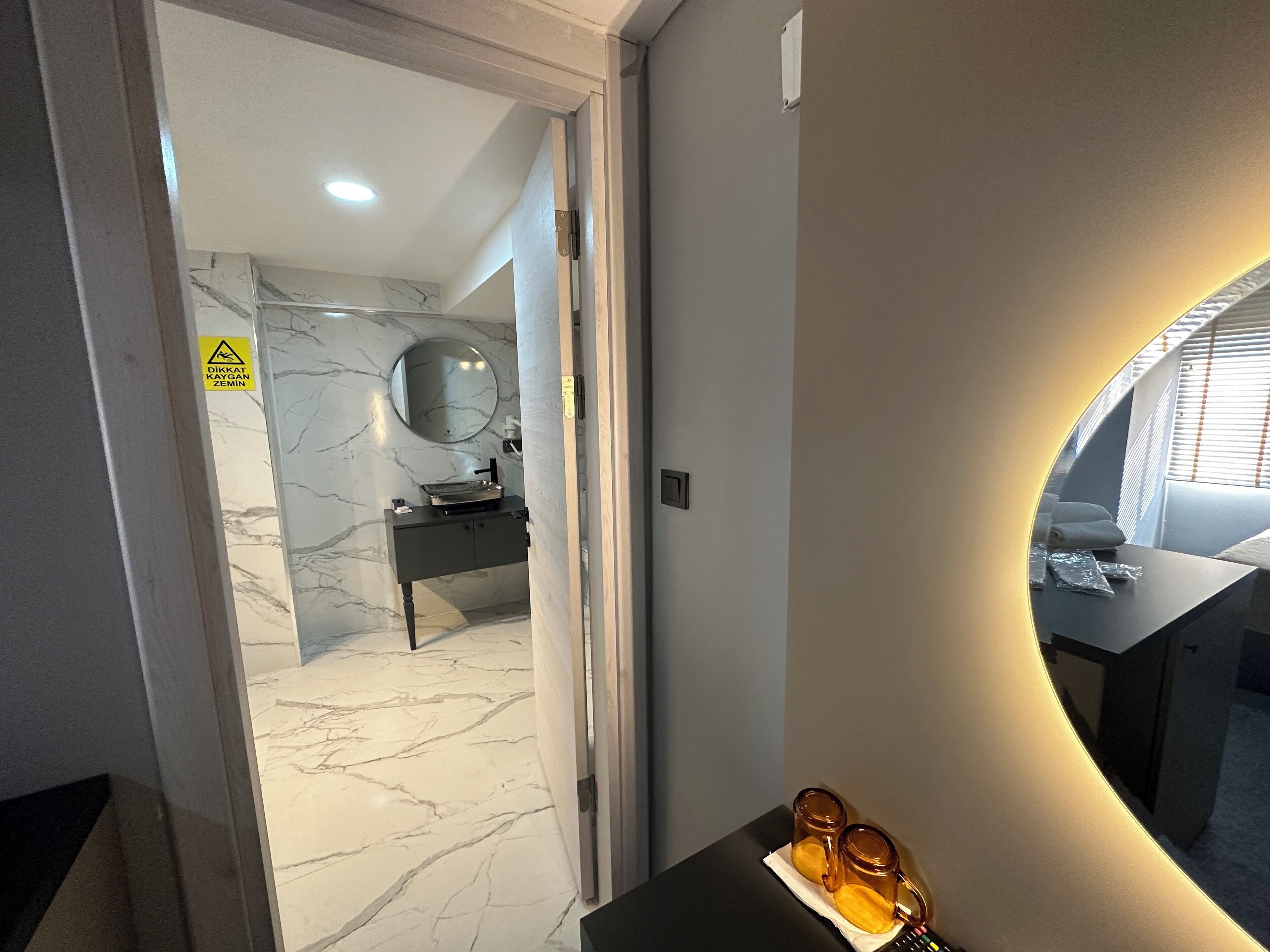 Habitación romántica doble | Baño | Ducha, cabezal de ducha tipo lluvia, secador de pelo y zapatillas