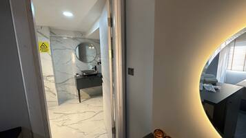 浪漫雙人房 | 浴室 | 淋浴設備、雨淋花灑、風筒、拖鞋