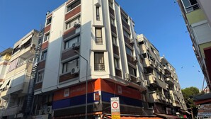 A multi-story building with balconies and air conditioning units. - Panula Park Hotel (Izmir)