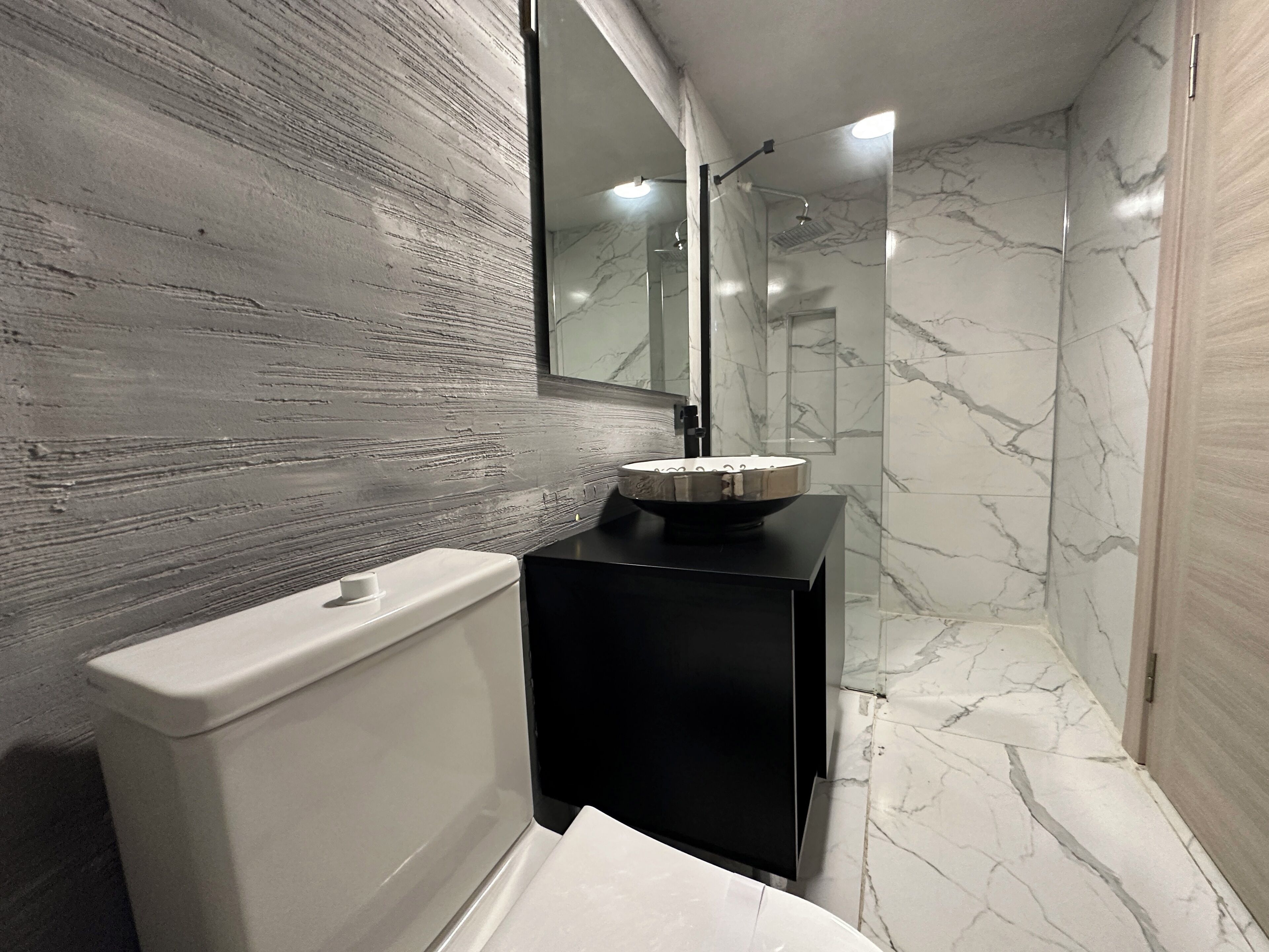 Dusche, Regendusche, Haartrockner, Hausschuhe