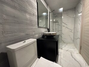 Douche, douche à « effet pluie », sèche-cheveux, chaussons