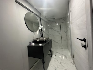 Habitación doble estándar | Baño | Regadera, regadera tipo lluvia, secadora de cabello, pantuflas
