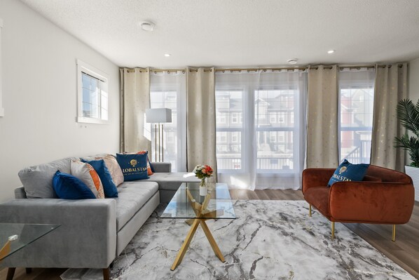 Elite Townhome, 3 Bedrooms, Balcony, Hill View | Living area