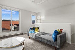 Elite Townhome, 3 Bedrooms, Balcony, Hill View | Living area