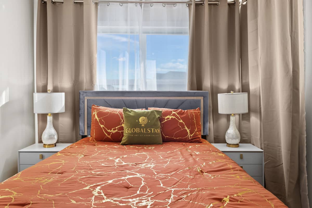 Casa de ciudad Elite, 3 habitaciones, balcón, vista a la colina | 1 habitación, decoración personalizada, muebles diferentes y escritorio