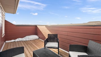 Elite Townhome, 3 Bedrooms, Balcony, Hill View | Terrace/patio