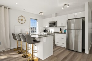 Elite Townhome, 3 Bedrooms, Balcony, Hill View | Private kitchen | Full-size fridge, microwave, oven, stovetop