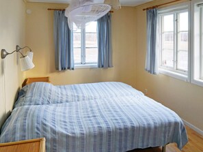 House | 2 bedrooms, individually furnished - 4 Person Holiday Home in Asbro (Asbro)