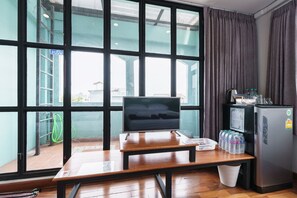 [C] Glasshouse &amp; bathroom comfy bed with soft pillow | Room amenity - 99 Hostel (Bangkok)
