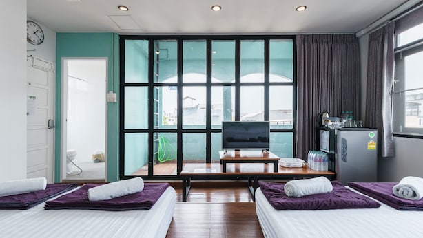 [C] Glasshouse &amp; bathroom comfy bed with soft pillow | مكتب وستائر تعتيم وواي فاي مجانًا وملاءات أسرّة