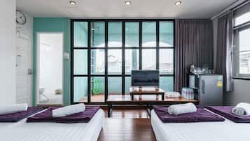Escritorio, cortinas blackout, wifi gratis y ropa de cama