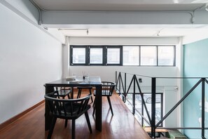 Family dining - 99 Hostel (Bangkok)