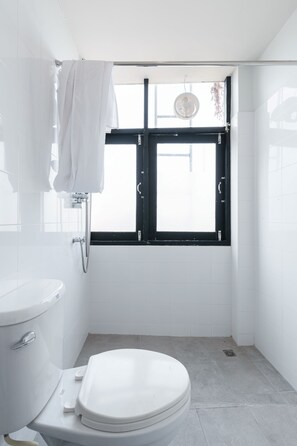 [C] Glasshouse &amp; bathroom comfy bed with soft pillow | Bathroom | Shower, hydromassage showerhead, free toiletries, hair dryer - 99 Hostel (Bangkok)