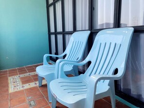 [C] Glasshouse &amp; bathroom comfy bed with soft pillow | Terrace/patio - 99 Hostel (Bangkok)