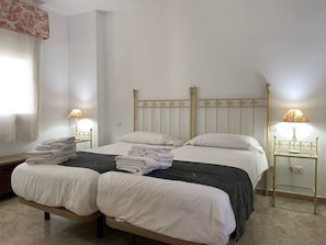 2 bedrooms, iron/ironing board, WiFi