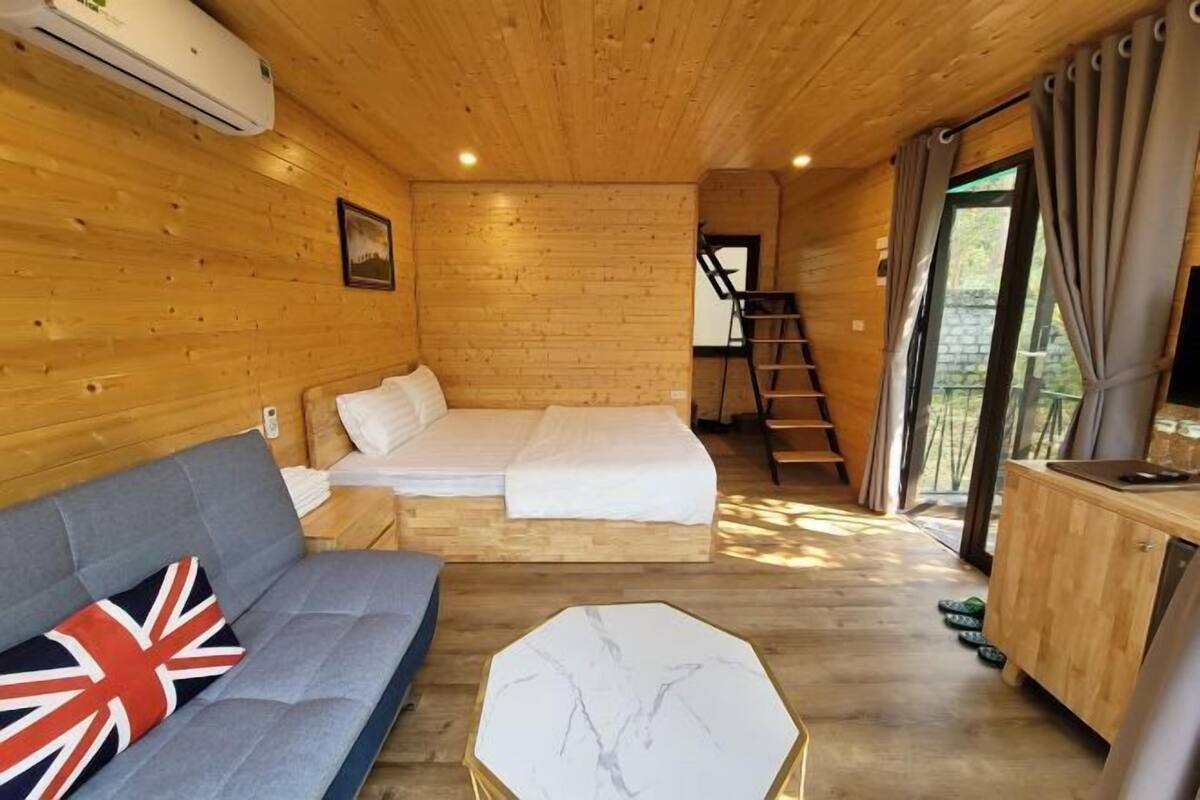 2 kamar tidur, seprai premium, busa memori, dan minibar