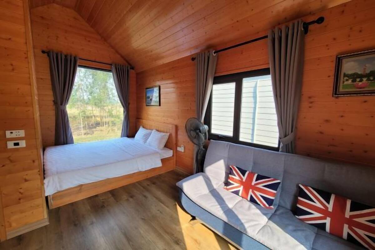 2 kamar tidur, seprai premium, busa memori, dan minibar