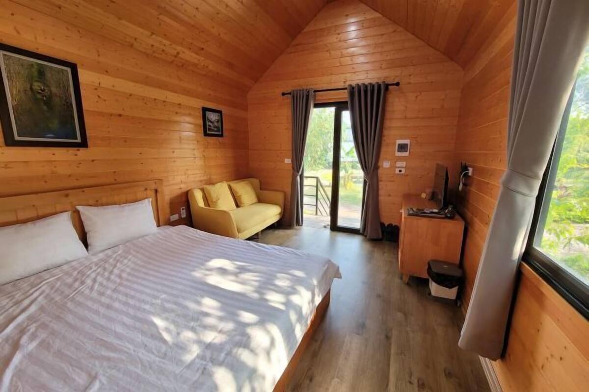 2 kamar tidur, seprai premium, busa memori, dan minibar