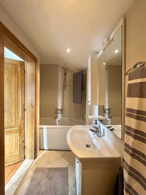 Shower - Traditional Style Stone House in perfect Perast (Perast)