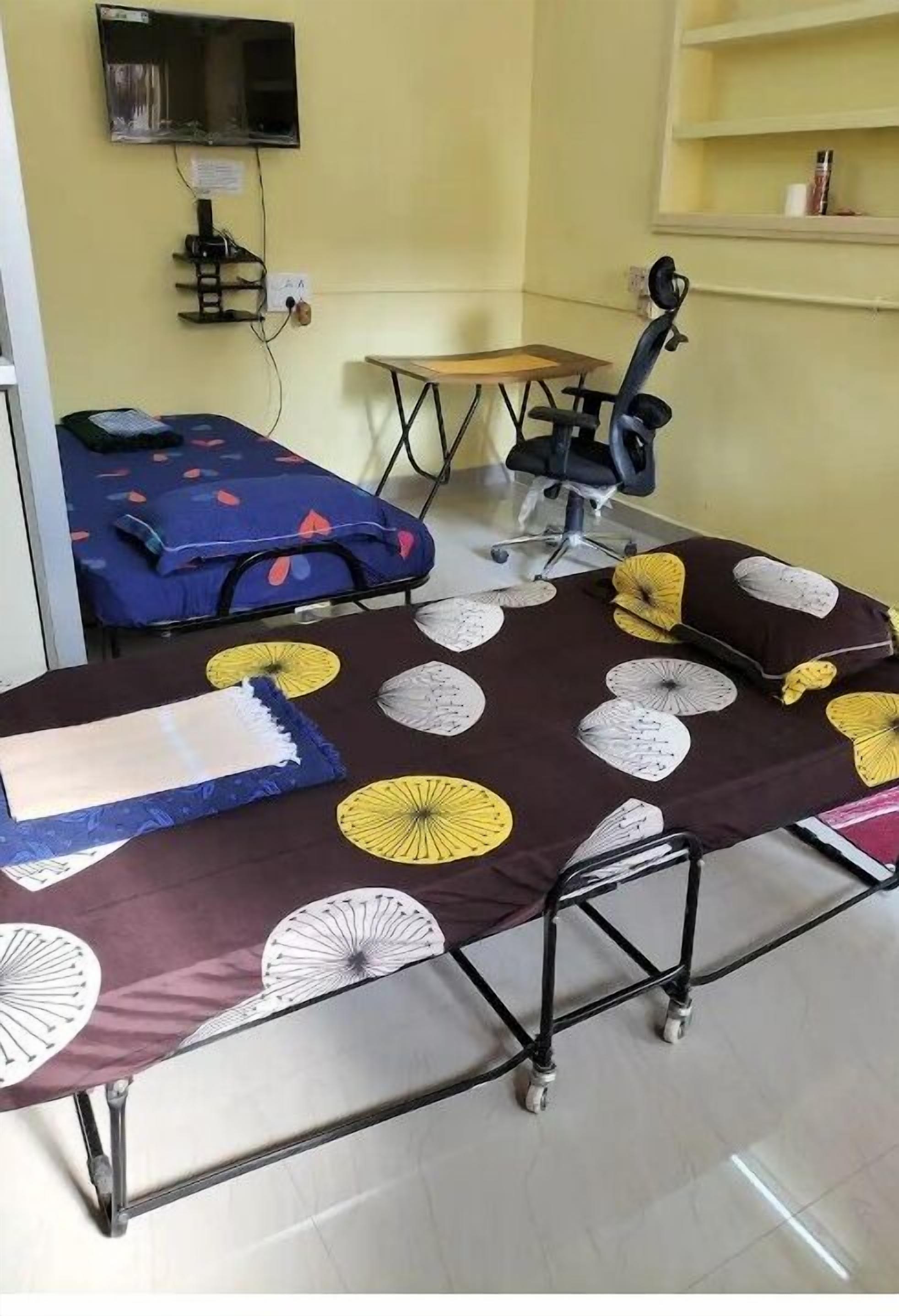 1 bedroom, desk, WiFi, bed sheets