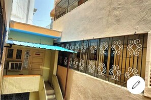 تفاصيل الفندق من الخارج