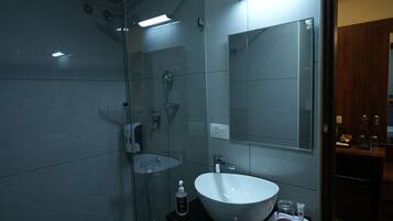 Superior Twin Room | Bathroom | Shower, hydromassage showerhead, designer toiletries, hair dryer