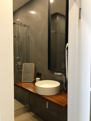 Dusche, Haartrockner, Handtücher, Seife