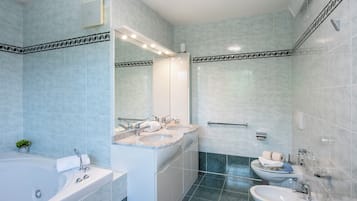 Family Villa, Multiple Bedrooms, 2 Bathrooms, Lakeside (Al Pontile Di Caslano) | Bathroom