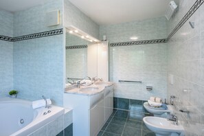 Family Villa, Multiple Bedrooms, 2 Bathrooms, Lakeside (Al Pontile Di Caslano) | Bathroom | Separate tub and shower, hair dryer, bidet, towels