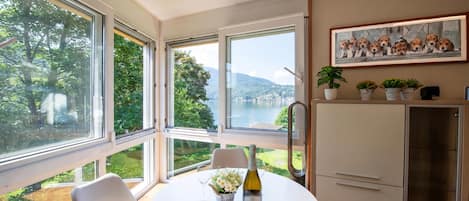 Family Villa, Multiple Bedrooms, 2 Bathrooms, Lakeside (Al Pontile Di Caslano) | Dining